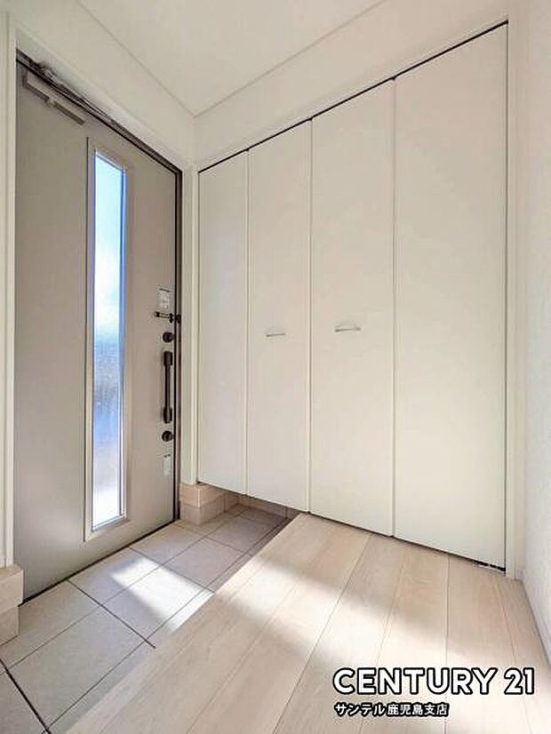 ご新居への出入り口になる明るい玄関には、たくさんの靴を収納できるシューズボックスが付いております♪いつも清潔感のあるすっきりとした玄関スペースを確保できますよ♪