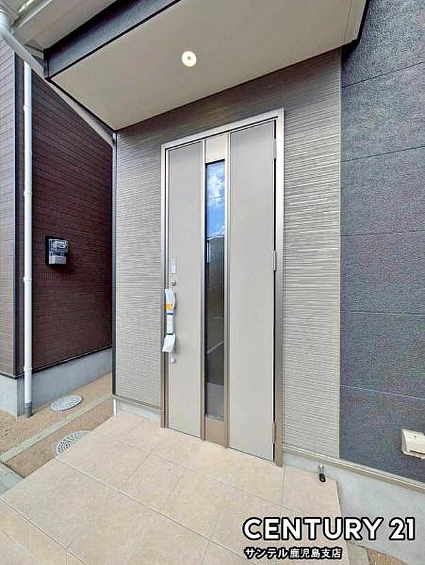 セキュリティ面でも安心なダブルロックドア玄関です♪屋根があるので、ちょっとした雨の日でも焦ることなく鍵や傘の開け閉めができます♪