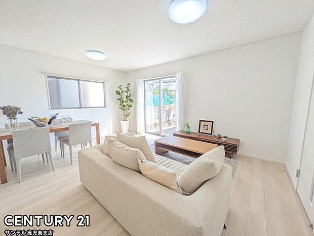 17帖のリビングです♪明るく、落ち着きのあるリビング♪ダイニングスペースも含めてゆとりのあるスペースで、ご家族でお食事や団らんしたり、ゆったりとしたご家族の時間を過ごせます♪※家具は付いてきません。