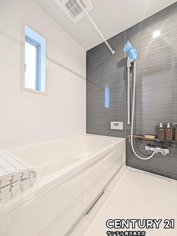 1日の疲れもゆっくり取ることのできる広々とした1坪タイプのシステムバス♪浴室乾燥、涼風、暖房、換気システムが付いておりますので、快適なバスタイムを過ごせます♪