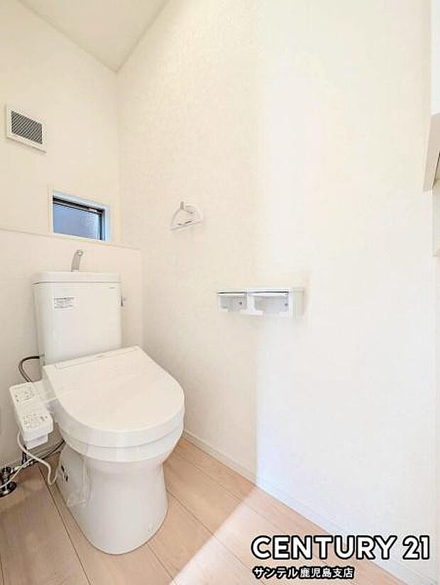 1階のトイレ♪換気できる小窓付きのトイレです！温水洗浄暖房便座でございます(^^♪