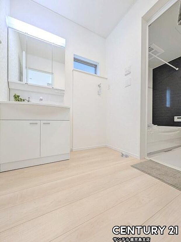 窓の付いた清潔感のあるシンプルな洗面脱衣所♪洗面台は、三面鏡の裏も収納スペースが付いており、シャワーヘッド付き!