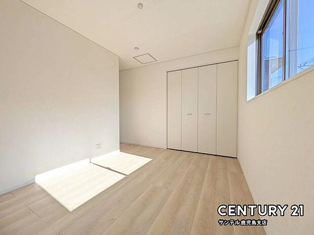 2階6.5帖の洋室です♪しっかり日が差し込みますので気持ちの良い目覚めができる素敵な洋室になります♪主寝室にいかがでしょうか♪