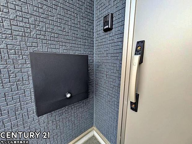 （同仕様モデル写真）ダイヤルロック付きのポストで安心♪雨でも濡れにくい仕様になっておりますよ♪