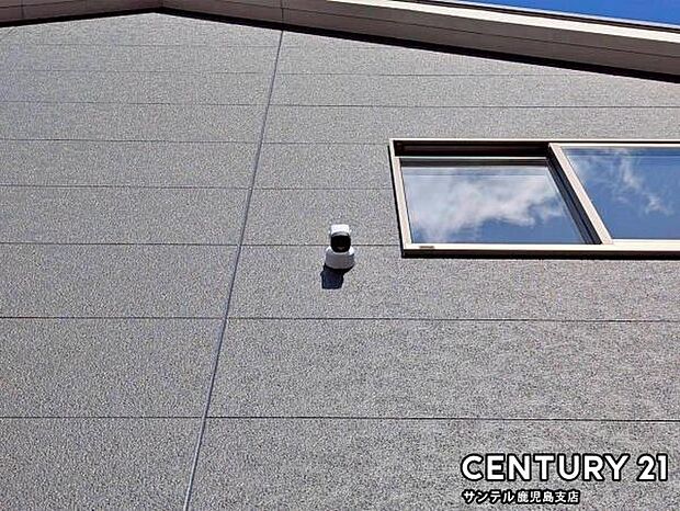 スマホアプリでいつでもどこでも確認できる防犯カメラ♪夜間は赤外線LEDで撮影、マイク付きで通話や録画でき、セキュリティー面も安心です♪