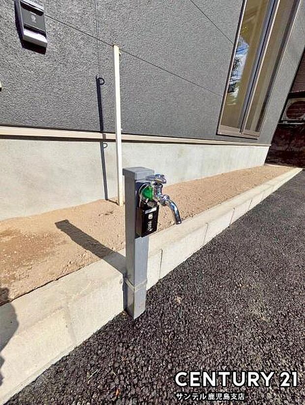 洗車やお掃除に利用できる屋外立水栓です♪特にお車は、降灰した後にすぐに洗い流せます！