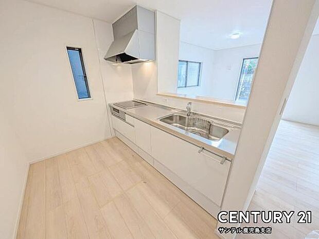 (同仕様モデル写真)シンプルで使いやすい設計のキッチン♪そしてカウンターキッチンなので、リビングいるご家族と会話を楽しみながらお料理ができます♪オプションで食洗器を付けることができます♪