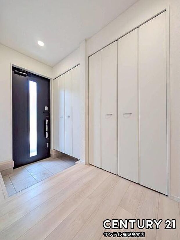 ご新居への出入り口になる明るい玄関には、たくさんの靴を収納できるシューズボックスが付いております♪いつも清潔感のあるすっきりとした玄関スペースを確保できますよ♪