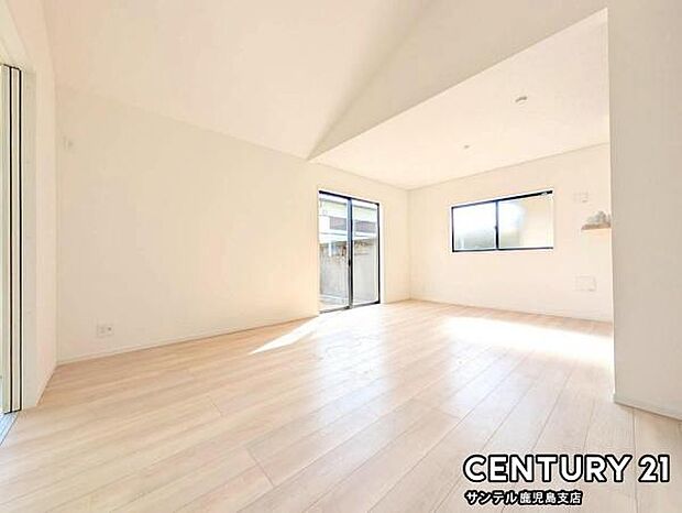 17帖のリビングです♪明るく、落ち着きのあるリビング♪ダイニングスペースも含めてゆとりのあるスペースで、ご家族でお食事や団らんしたり、ゆったりとしたご家族の時間を過ごせます♪