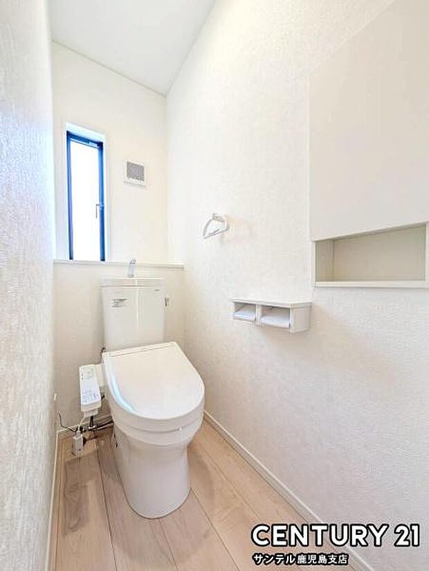 ウォシュレットが付いた落ち着いた空間のお手洗いになります♪小窓もついておりますので、明るく換気もできます♪