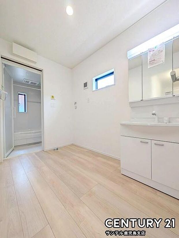 窓つきの清潔感のあるシンプルな洗面脱衣所♪広々しているので、収納棚なども置けます♪洗面台は、三面鏡の裏も収納スペースが付いており、シャワーヘッド付き！