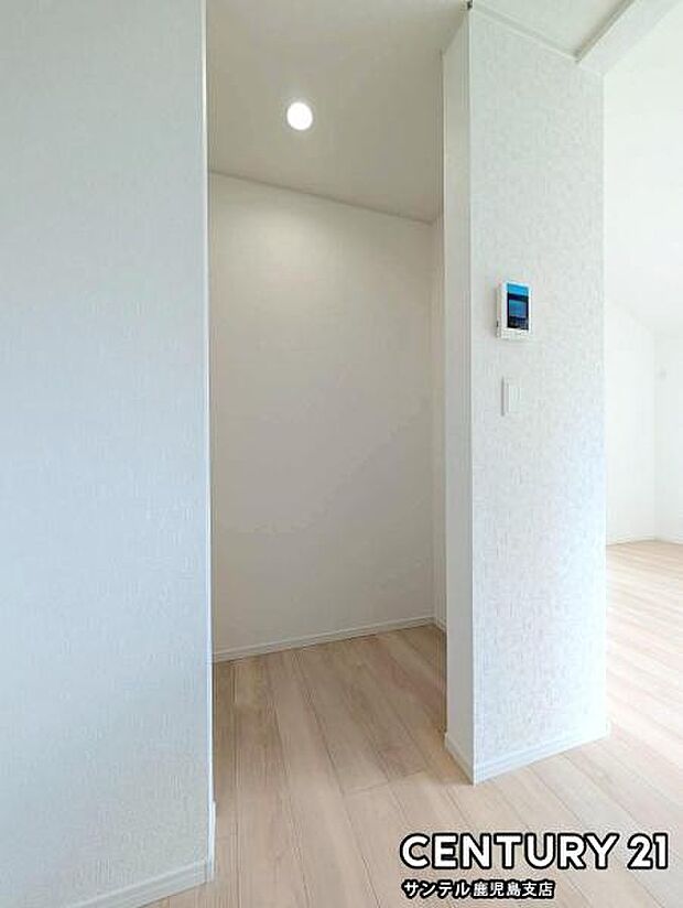 キッチン横のパントリースペースです！収納が豊富だとキッチン周りを綺麗に保てますね(^^♪