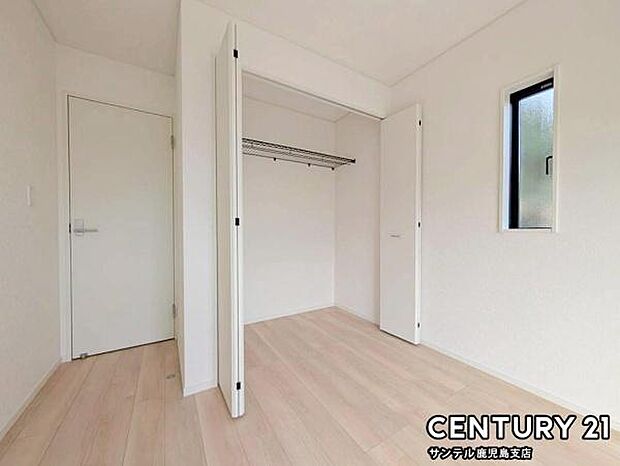 6.5帖洋室のクローゼットです♪丈の長いコートやお子様の制服、スーツなど収納でき、お洋服選びが楽しくなりますね♪