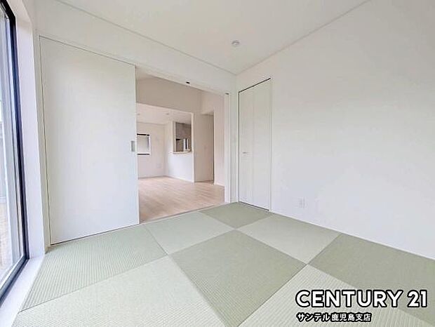 4.5帖の和室です♪収納と窓もついております♪リビング横に和室があることで和と洋の雰囲気を味わえ素敵な空間を演出でき、お子様の遊び部屋や客間としても利用できます♪※畳入れ前の写真です。