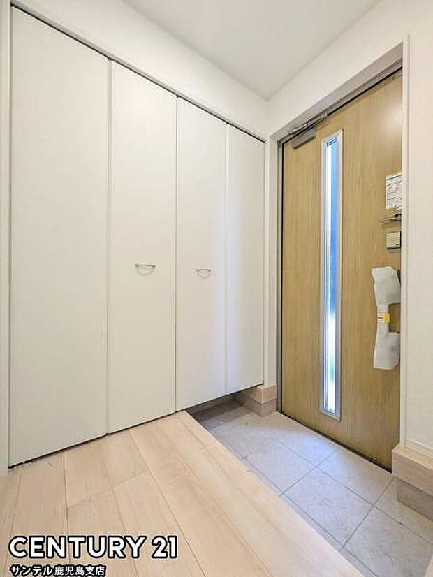 ご新居への出入り口になる明るい玄関には、たくさんの靴を収納できるシューズボックスが付いております♪いつも清潔感のあるすっきりとした玄関スペースを確保できますよ♪