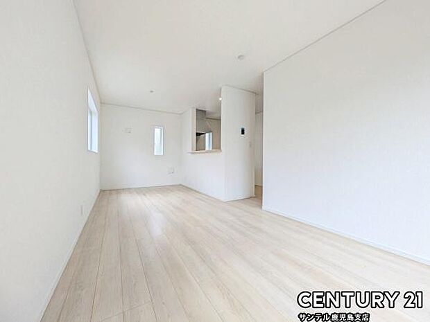 14.5帖のLDKです♪カウンターキッチンからリビングにいるご家族やお子様の様子が見えるので、コミュニケーションがとりながら、ご家族の大切な時間を共有できるリビングスペースです♪