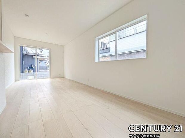 14.5帖のリビングです♪明るく、落ち着きのあるリビング♪ダイニングスペースも含めてゆとりのあるスペースで、ご家族でお食事や団らんしたり、ゆったりとしたご家族の時間を過ごせます♪