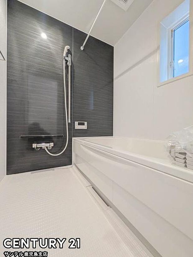 1日の疲れもゆっくり取ることのできる広々とした1坪タイプのシステムバス♪浴室乾燥、涼風、暖房、換気システムが付いておりますので、快適なバスタイムを過ごせます♪