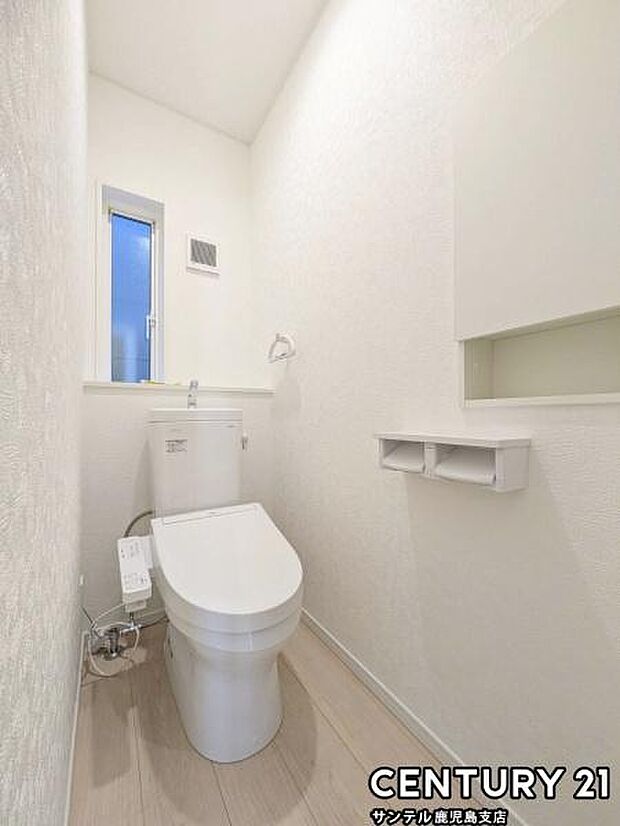 1階のウォシュレットが付いた落ち着いた空間のお手洗いになります♪