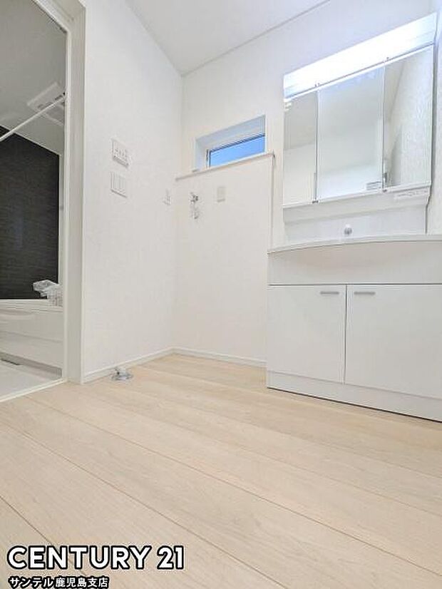 窓の付いた清潔感のあるシンプルな洗面脱衣所♪洗面台は、三面鏡の裏も収納スペースが付いており、シャワーヘッド付き!