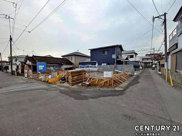 前面道路から撮影した現地写真です♪