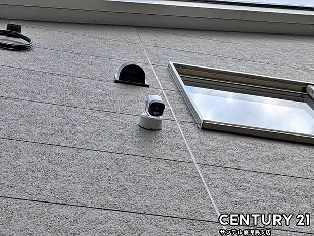 スマホアプリでいつでもどこでも確認できる防犯カメラ♪夜間は赤外線LEDで撮影、マイク付きで通話や録画でき、セキュリティー面も安心です♪