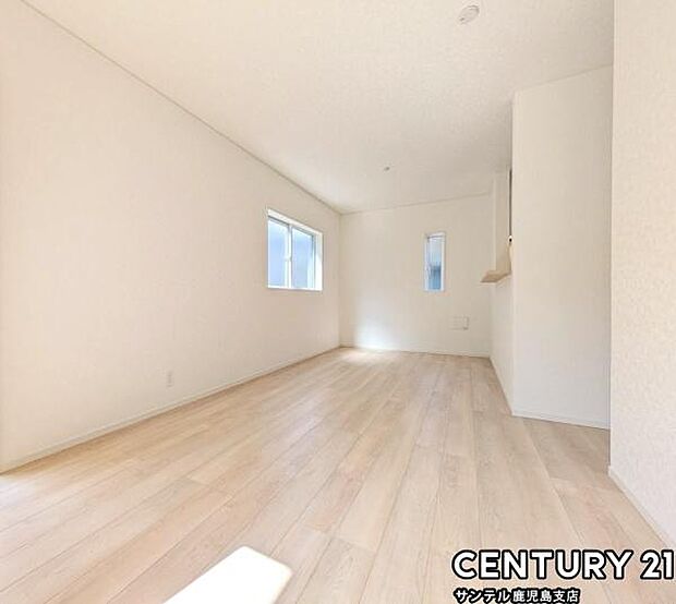 （同仕様モデル）カウンターキッチンからリビングにいるご家族やお子様の様子が見えるので、コミュニケーションがとりながら、ご家族の大切な時間を共有できるリビングスペースです♪