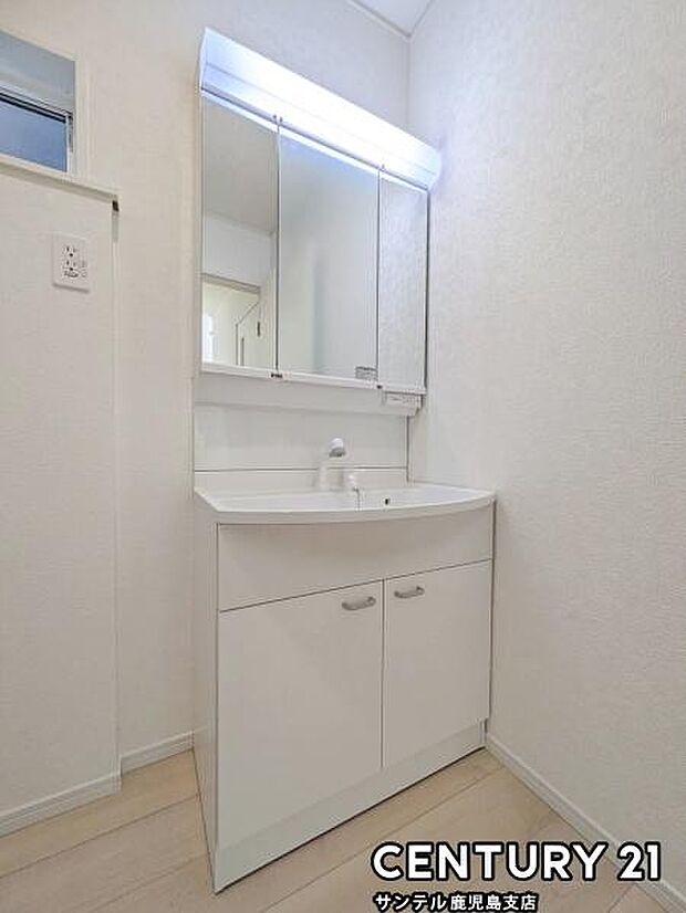 （同仕様モデル）洗面台！シャワーヘッド、三面鏡も付いたおしゃれな洗面台です♪