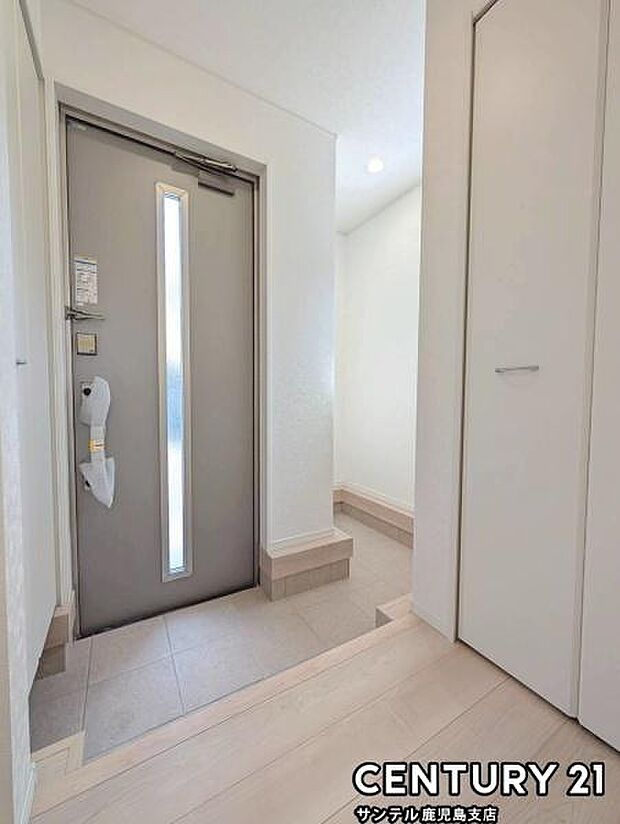 ご新居への出入り口になる明るい玄関には、たくさんの靴を収納できるシューズボックスが付いております♪いつも清潔感のあるすっきりとした玄関スペースを確保できますよ♪