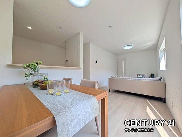 16帖のリビングです♪明るく、落ち着きのあるリビング♪ダイニングスペースも含めてゆとりのあるスペースで、ご家族でお食事や団らんでき、ゆったりとしたご家族の時間を過ごせます♪(家具や装飾品はつきません)