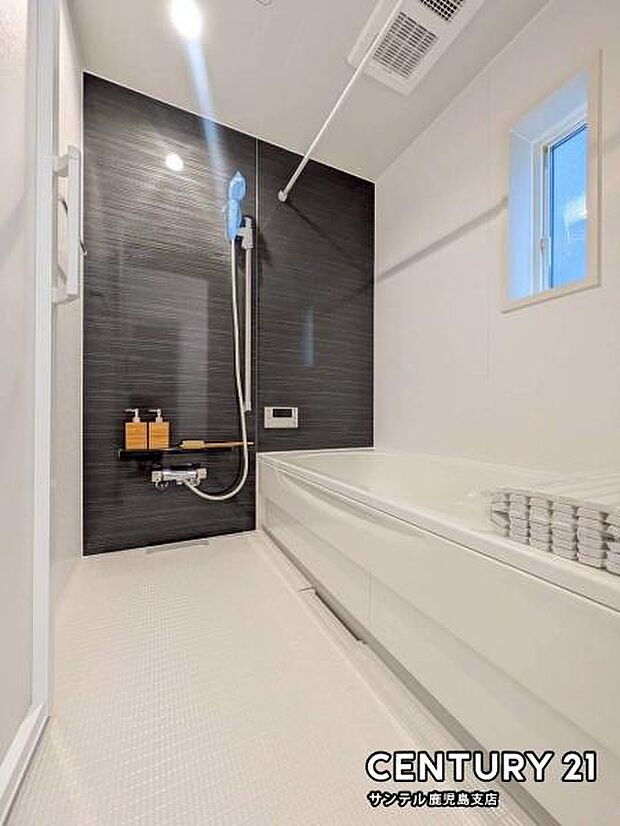 1日の疲れもゆっくり取ることのできる広々とした1坪タイプのシステムバス♪浴室乾燥、涼風、暖房、換気システムが付いておりますので、快適なバスタイムを過ごせます♪(家具や装飾品はつきません)