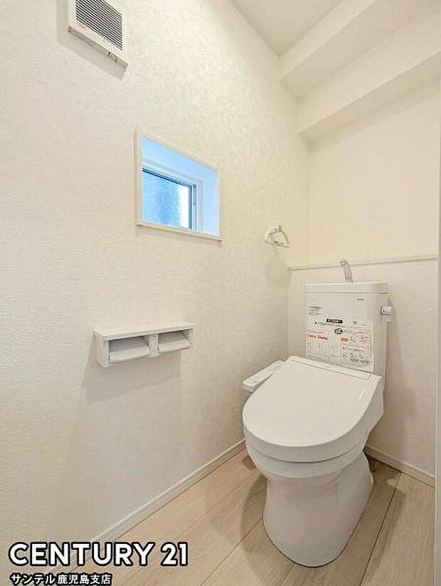 1階のウォシュレットが付いた落ち着いた空間のお手洗いになります♪