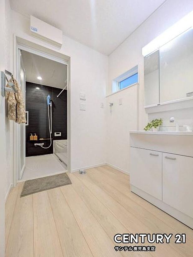 窓の付いた清潔感のあるシンプルな洗面脱衣所♪洗面台は、三面鏡の裏も収納スペースが付いており、シャワーヘッド付き!(家具や装飾品はつきません)