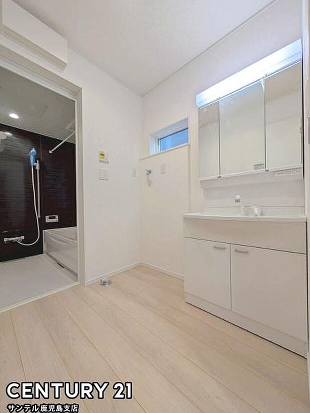 窓の付いた清潔感のあるシンプルな洗面脱衣所♪洗面台は、三面鏡の裏も収納スペースが付いており、シャワーヘッド付き！