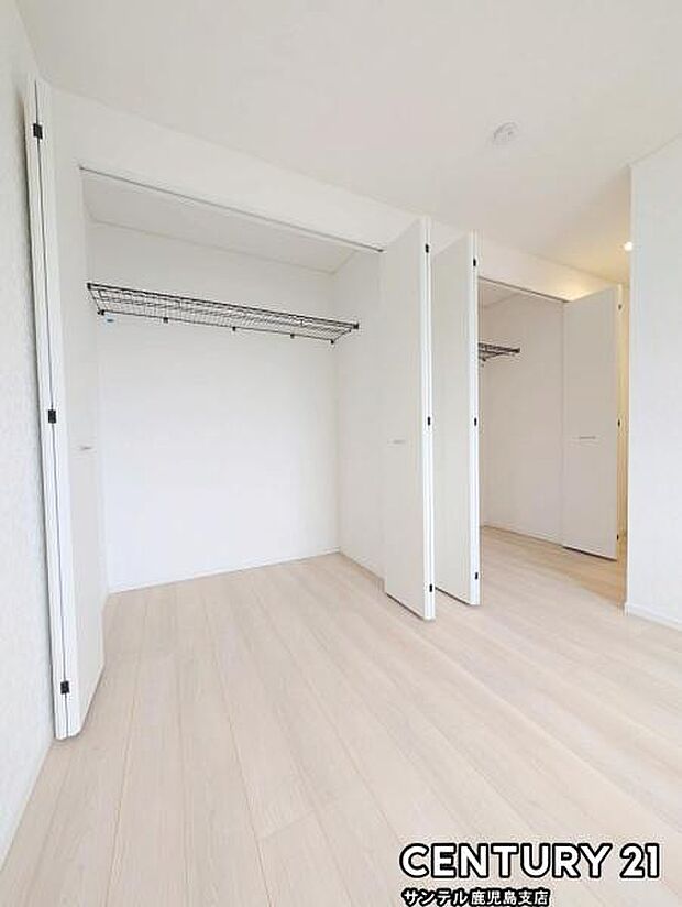 7帖洋室のクローゼットです♪丈の長いコートやお子様の制服、スーツなど収納でき、お洋服選びが楽しくなりますね♪