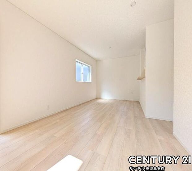 (同仕様モデル)カウンターキッチンからリビングにいるご家族やお子様の様子が見えるので、コミュニケーションがとりながら、ご家族の大切な時間を共有できるリビングスペースです♪