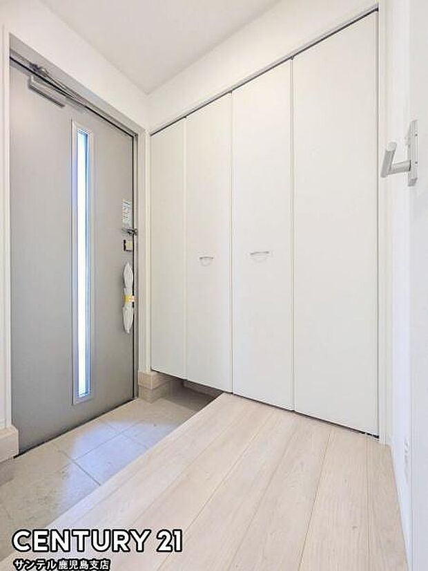 ご新居への出入り口になる明るい玄関には、たくさんの靴を収納できるシューズボックスが付いております♪いつも清潔感のあるすっきりとした玄関スペースを確保できますよ♪