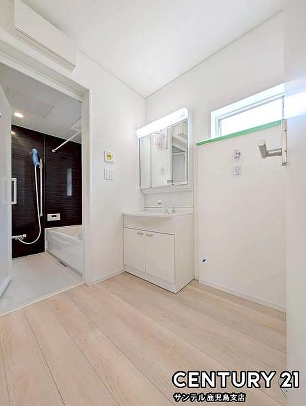 窓の付いた清潔感のあるシンプルな洗面脱衣所♪洗面台は、三面鏡の裏も収納スペースが付いており、シャワーヘッド付き！※最終仕上げ前の写真になります！独立洗面台に関しましては施工途中になります！