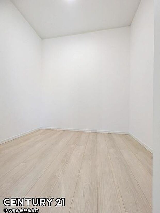 6.5帖洋室のウォークインクローゼットです♪お洋服などもたっぷり収納できるウォークインクローゼット♪衣装ケースも入るので、衣替えのシーズンが来ても、スムーズにお洋服などの整理ができます♪