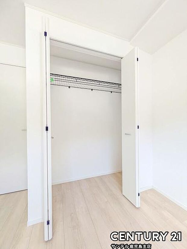 4.5帖洋室のクローゼットです♪丈の長いコートやお子様の制服、スーツなど収納でき、お洋服選びが楽しくなりますね♪