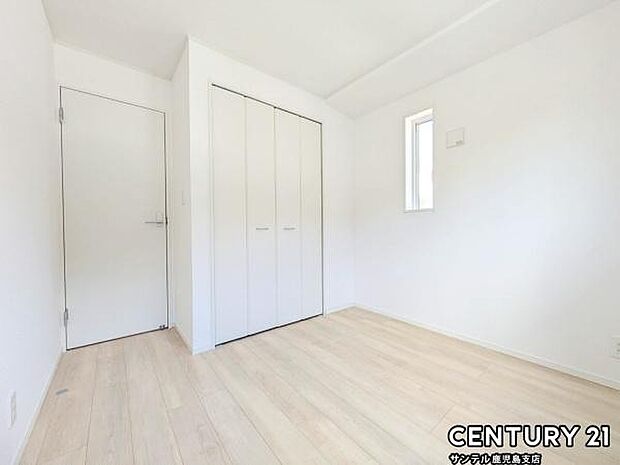 2階4.5帖の洋室です♪しっかり日が差し込みますので気持ちの良い目覚めができる素敵な洋室になります♪子供部屋にも十分使える仕様の洋室になっております♪