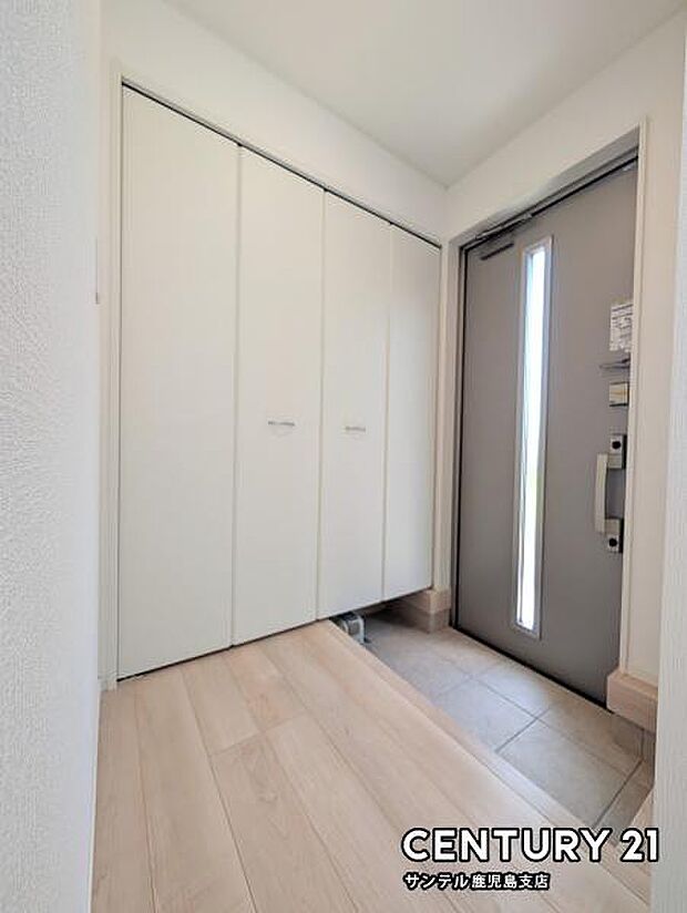 (同仕様モデル)ご新居への出入り口になる明るい玄関には、たくさんの靴を収納できるシューズボックスが付いております♪いつも清潔感のあるすっきりとした玄関スペースを確保できますよ♪