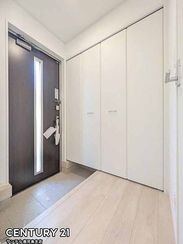 ご新居への出入り口になる明るい玄関には、たくさんの靴を収納できるシューズボックスが付いております♪いつも清潔感のあるすっきりとした玄関スペースを確保できますよ♪