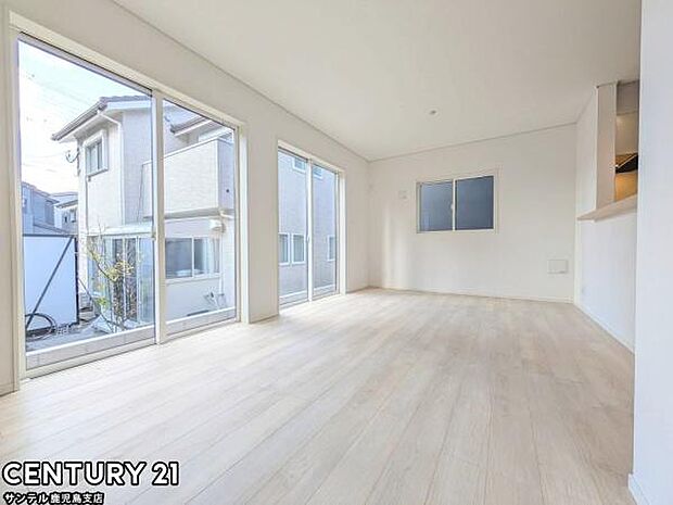 15帖のリビング♪カウンターキッチンからリビングにいるご家族やお子様の様子が見えるので、コミュニケーションがとりながら、ご家族の大切な時間を共有できるリビングスペースです♪