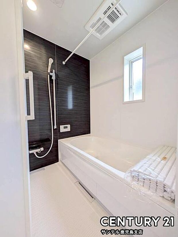 1日の疲れもゆっくり取ることのできる広々とした1坪タイプのシステムバス♪浴室乾燥、涼風、暖房、換気システムが付いておりますので、快適なバスタイムを過ごせます♪