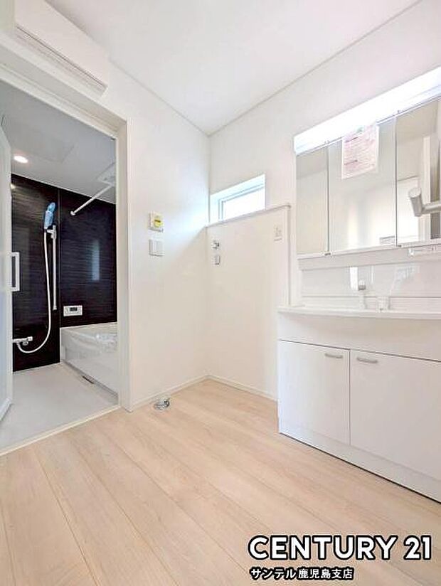 窓の付いた清潔感のあるシンプルな洗面脱衣所♪洗面台は、三面鏡の裏も収納スペースが付いており、シャワーヘッド付き！