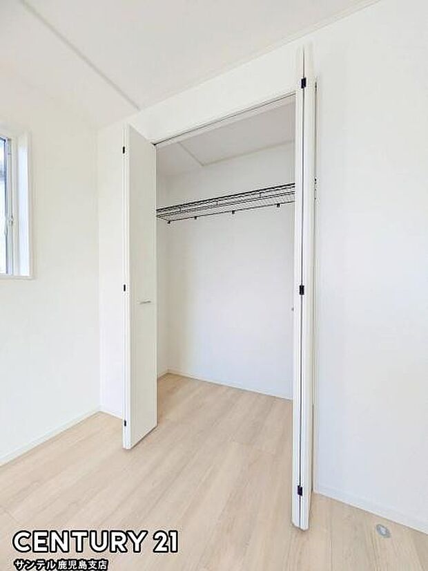 6帖洋室のクローゼットです♪丈の長いコートやお子様の制服、スーツなど収納でき、お洋服選びが楽しくなりますね♪