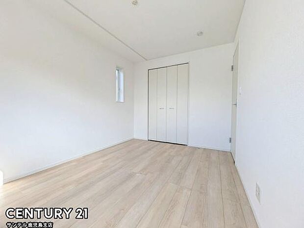 2階6.5帖の洋室です♪しっかり日が差し込みますので気持ちの良い目覚めができる素敵な洋室になります♪主寝室にいかがでしょうか♪