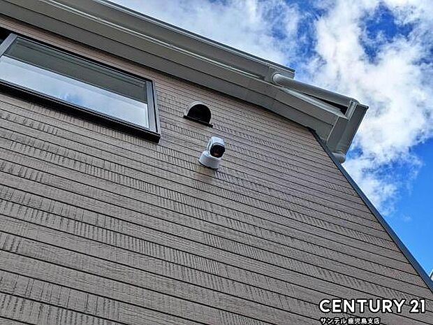 スマホアプリでいつでもどこでも確認できる防犯カメラ♪夜間は赤外線LEDで撮影、マイク付きで通話や録画でき、セキュリティー面も安心です♪