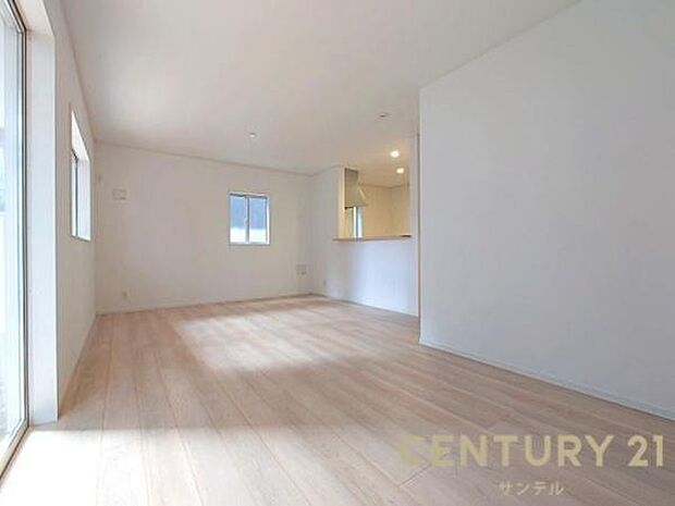 (同仕様モデル)カウンターキッチンからリビングにいるご家族やお子様の様子が見えるので、コミュニケーションがとりながら、ご家族の大切な時間を共有できるリビングスペースです♪